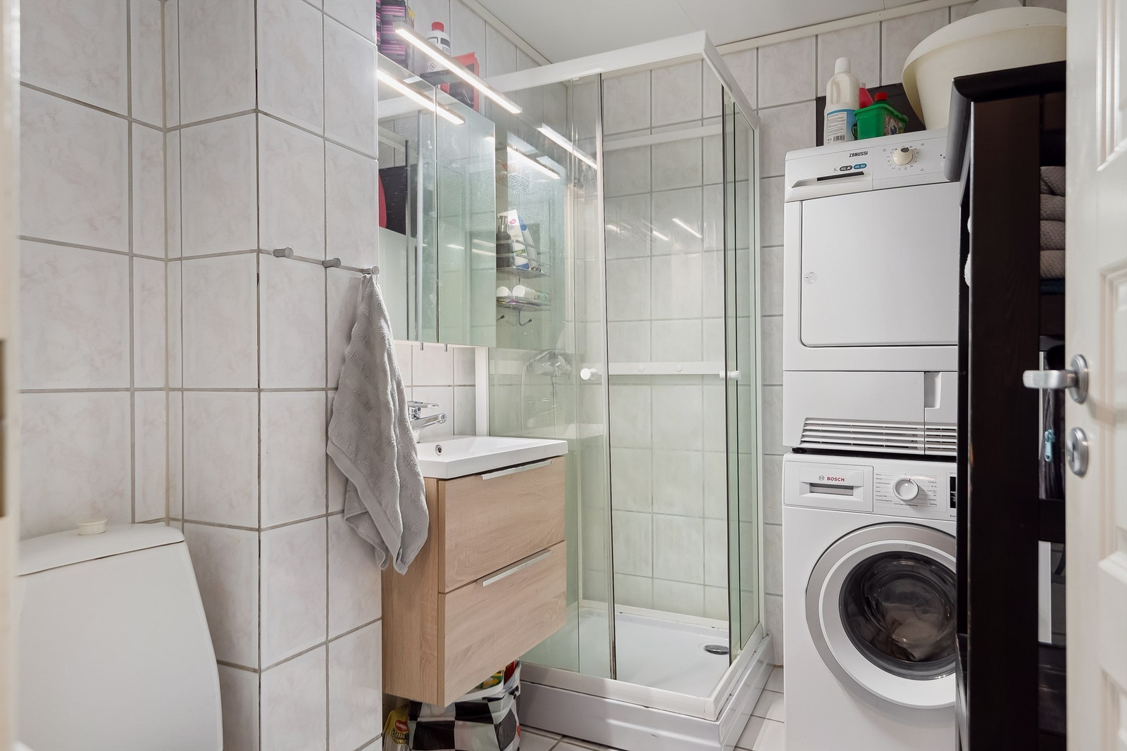 Flislagt bad på 4,3 kvm med varme i gulv og opplegg for vaskemaskin. Deler av arealet er opprinnelig byggemeldt som garderobe, og dermed ikke godkjent til varig opphold. Kjøper overtar alt ansvar, eventuell kostnad og risiko forbundet med dette. Galleribilde