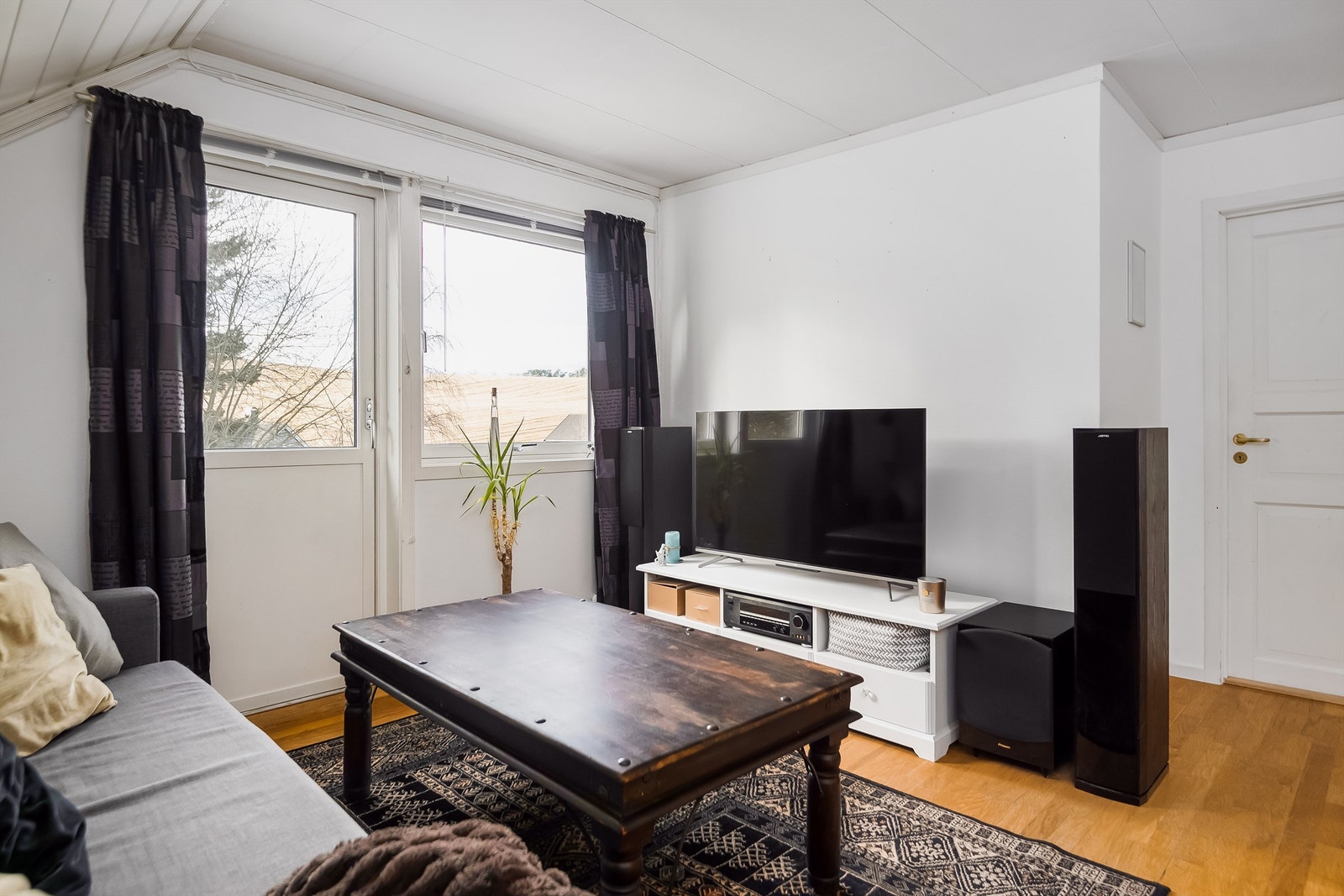 Fra stuen har man direkte utgang til en sørvendt balkong. Galleribilde