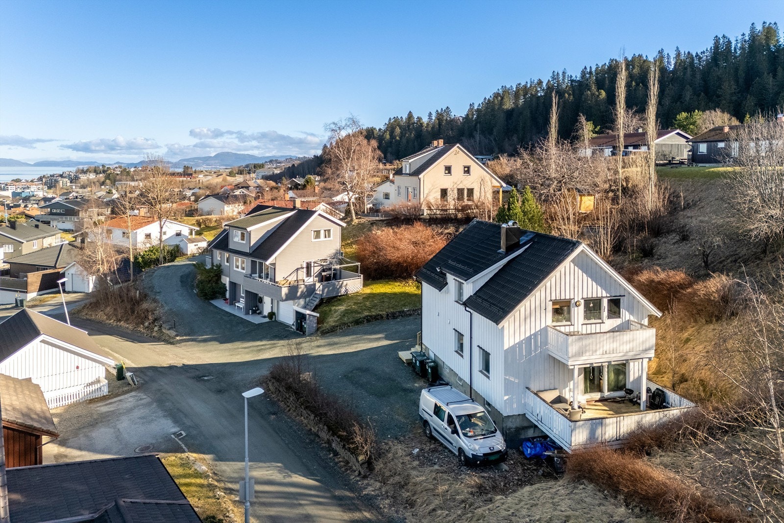 Balkongen i første etasje er opprinnelig byggemeldt noe mindre, og det finnes av den grunn ikke dokumentasjon over balkongens lovlighet. Galleribilde