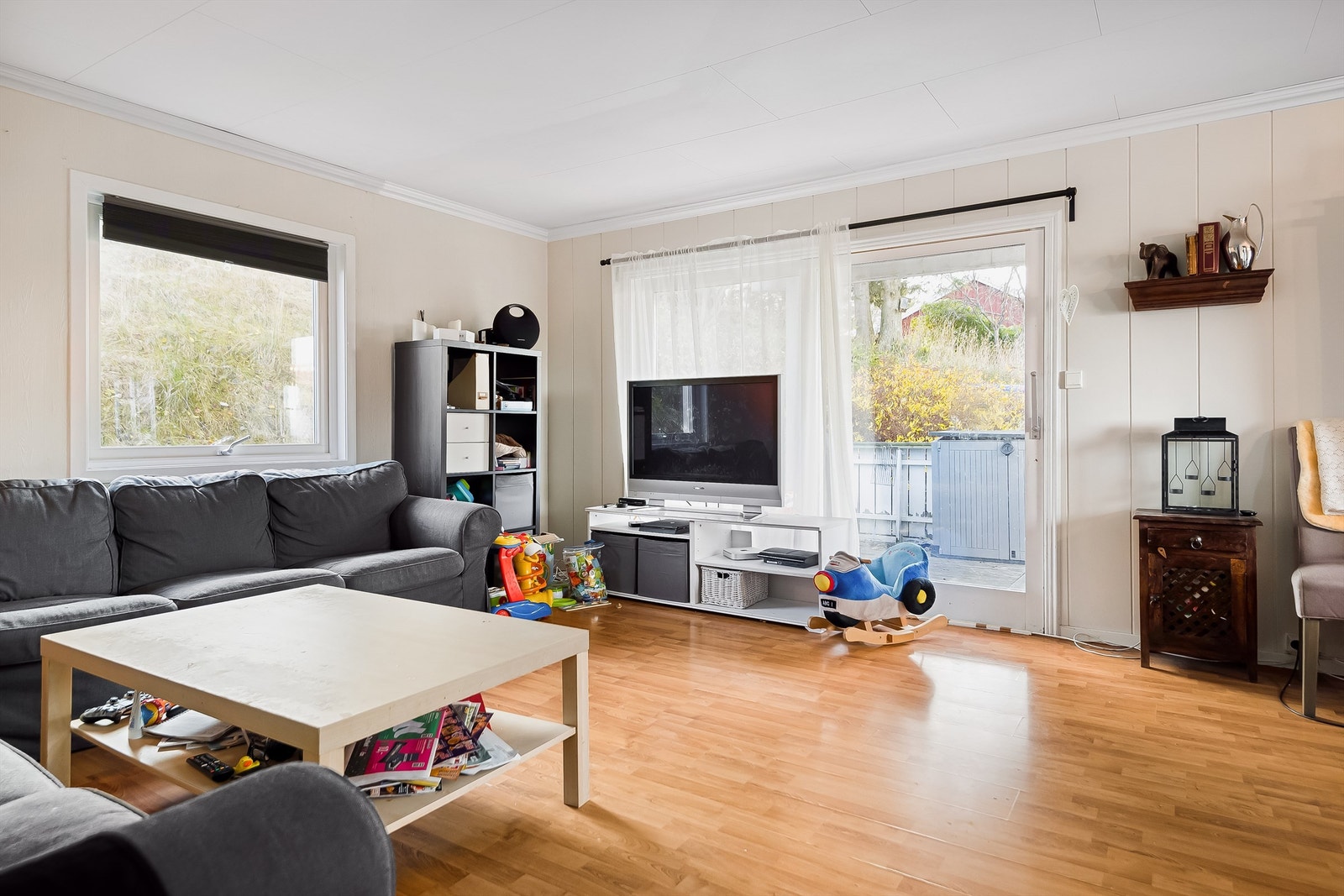 Boligen er gjennomgående lys og luftig med utstrakte vindusflater som sikrer rikelig med naturlig dagslys. Galleribilde