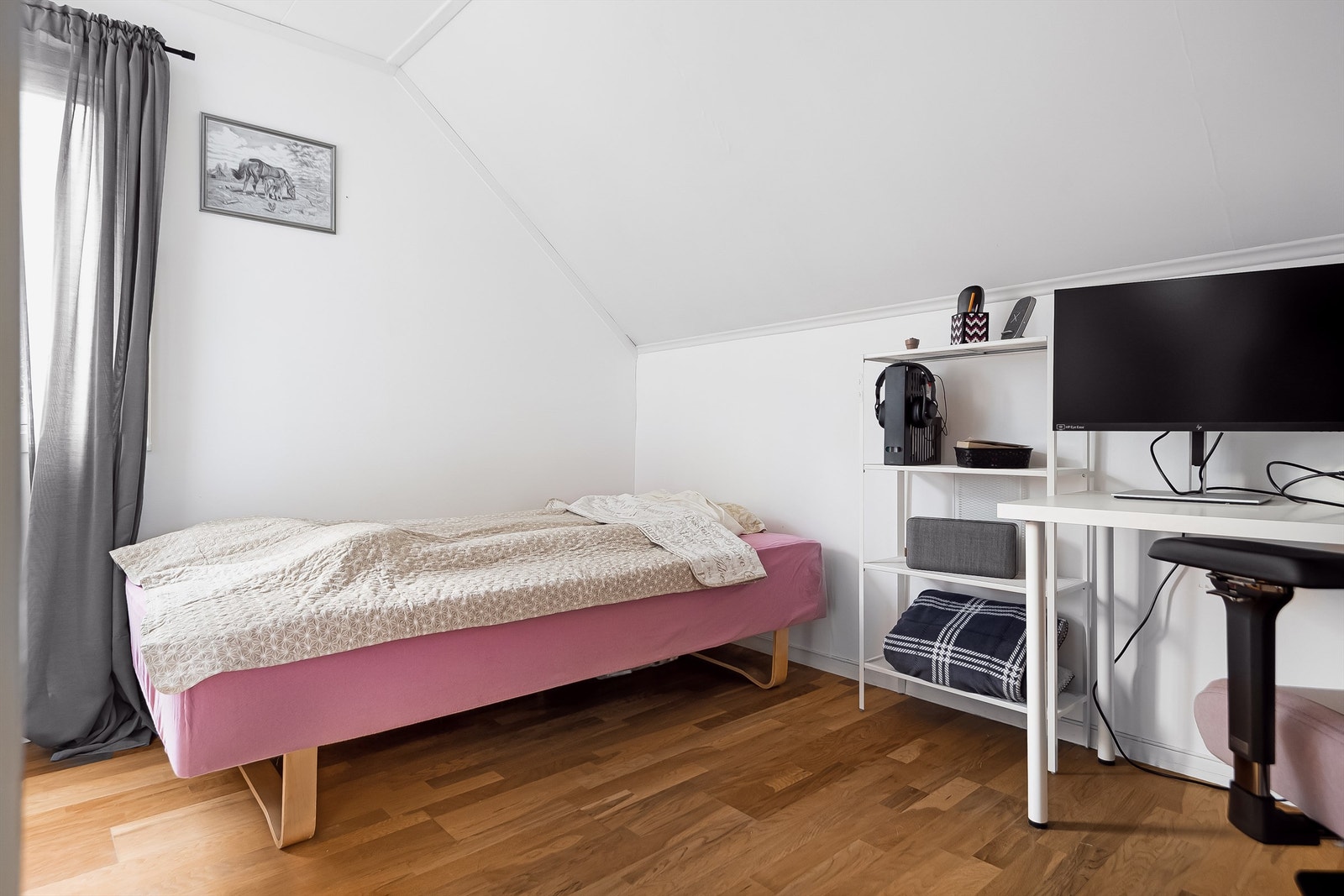 Begge soverommene har god plass til ønsket soveromsmøblement. Galleribilde