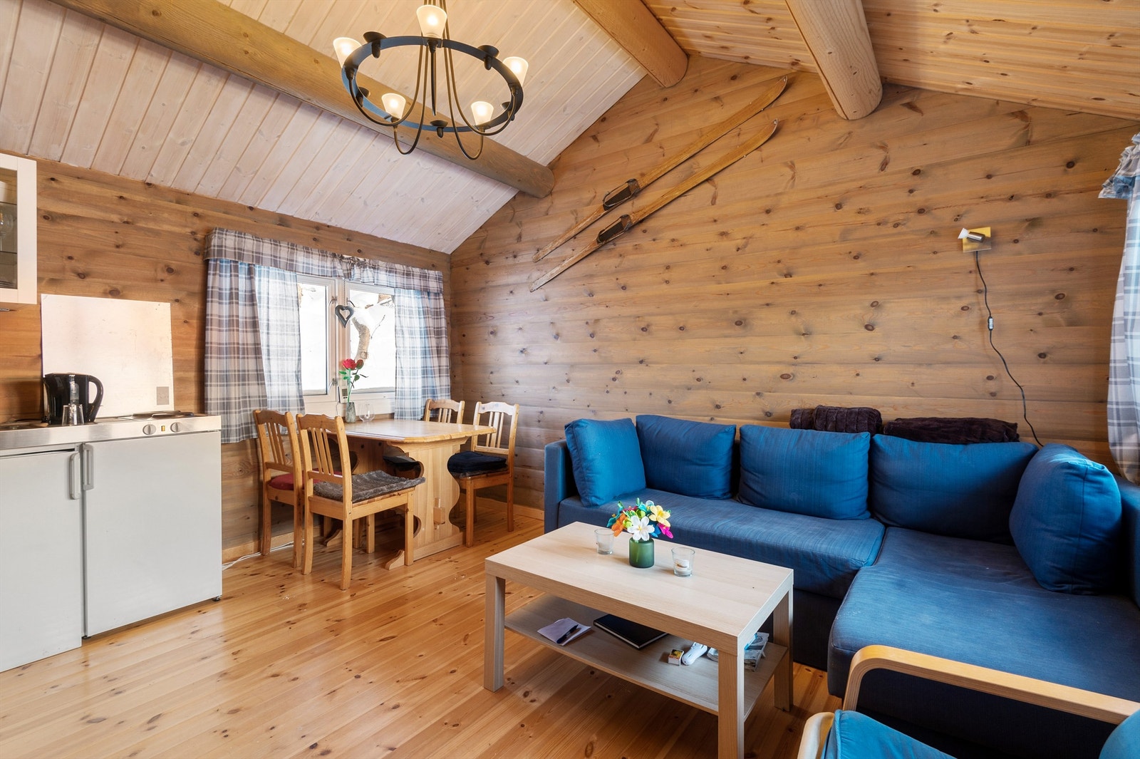 Rom innredet som stue/kjøkken. Galleribilde