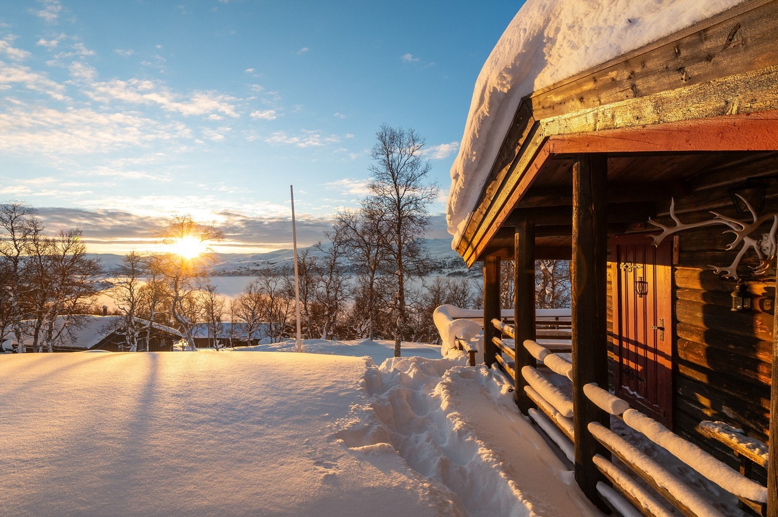 Rembekkvegen 18 ble oppført i 1965, og ligger et hakk høyere opp i terrenget. Galleribilde