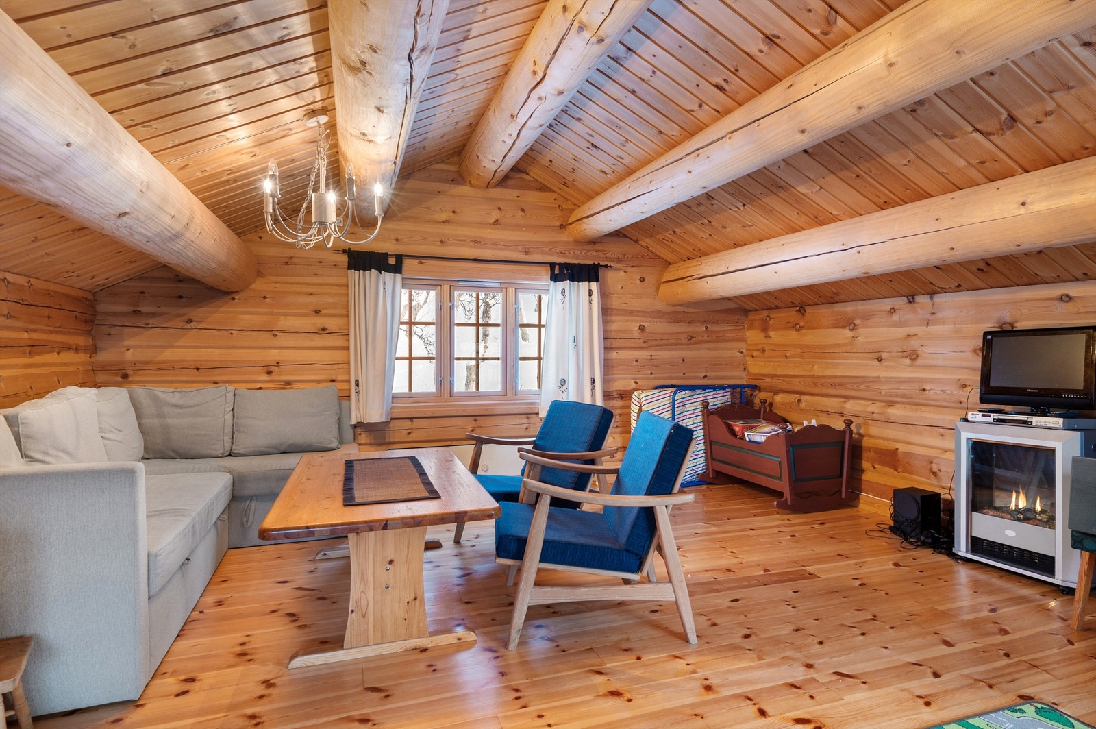 Loftstua er et hyggelig tilleggsareal, med romslig gulvflate og god takhøyde Galleribilde