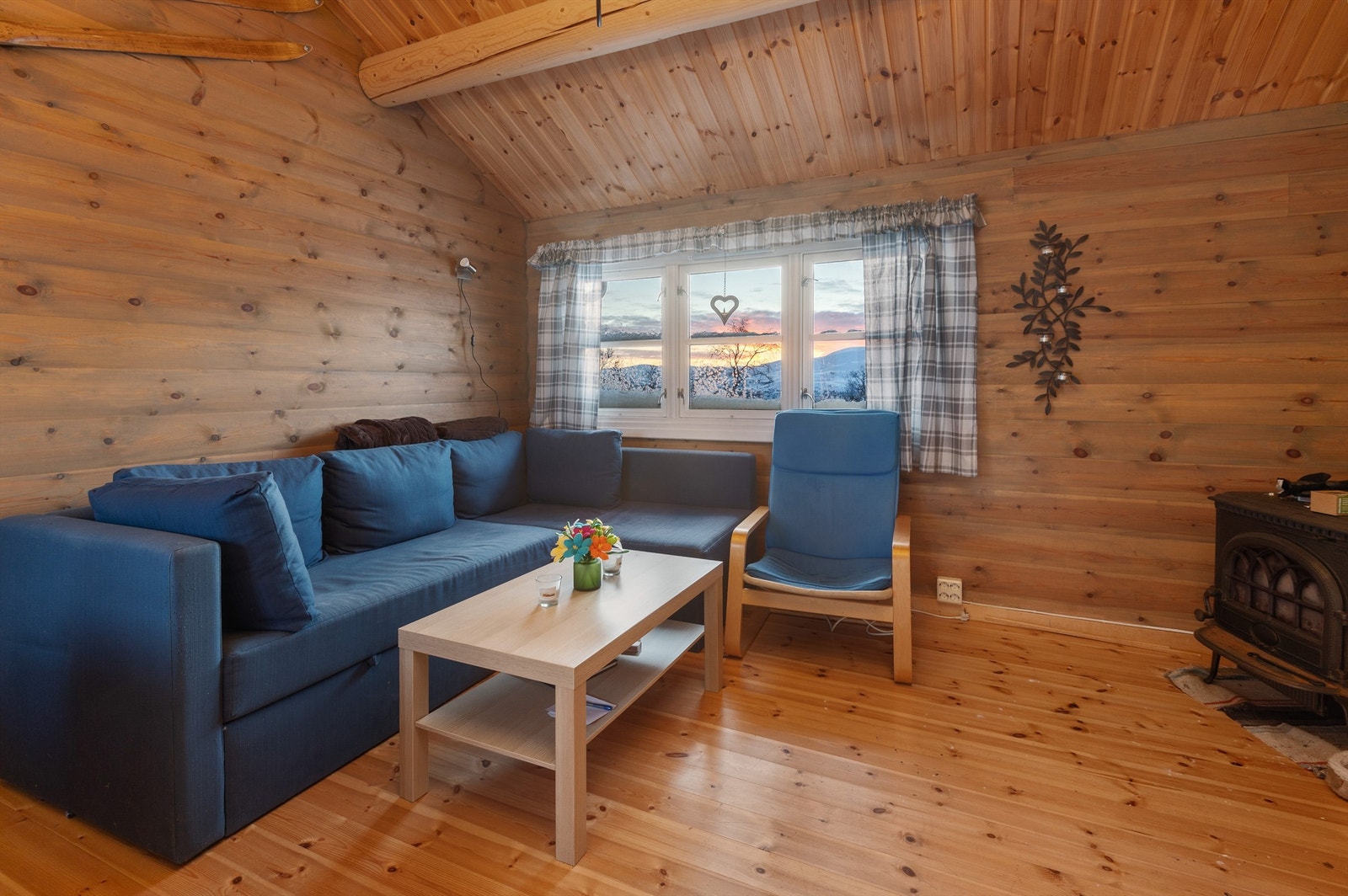 Rom innredet som stue/kjøkken. Ovnen er ikke tilkoblet pipe. Galleribilde