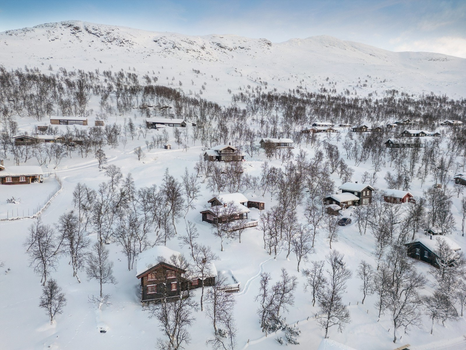 Hyttefelt bestående av liknende eiendommer, og tomtene ligger pent plassert i terrenget med god luft og avstand mellom husene. Galleribilde
