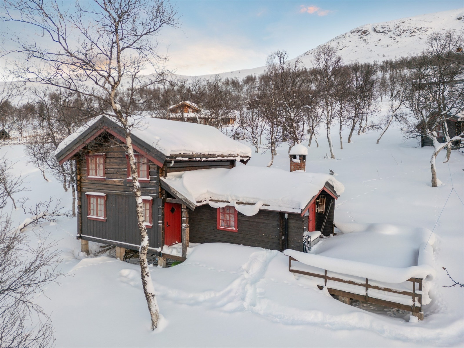 Hytta har også en stor og fin veranda med gode solforhold gjennom dagen. Galleribilde