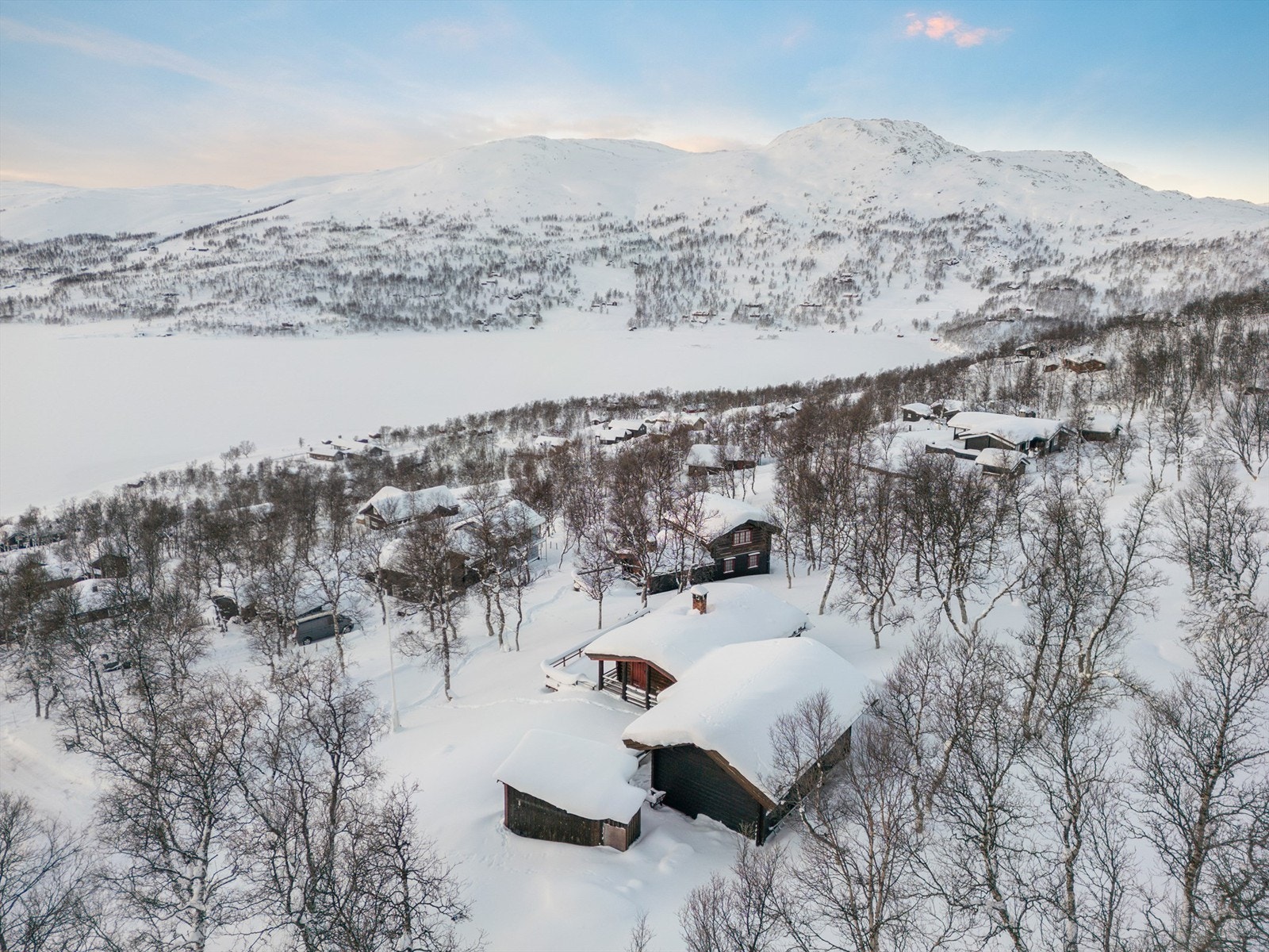 Det er biloppstillingsplass mellom de to hyttene, og brøyting inn til eiendommen bestilles etter behov. Galleribilde