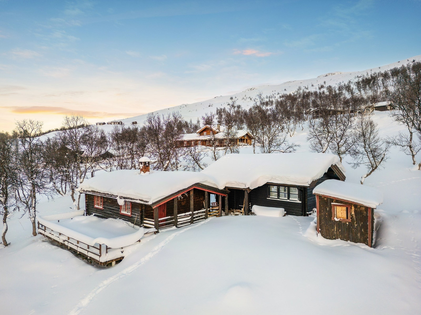 Tomta ligger høyt og fint i terrenget, omgitt av et vakkert fjellandskap. Galleribilde