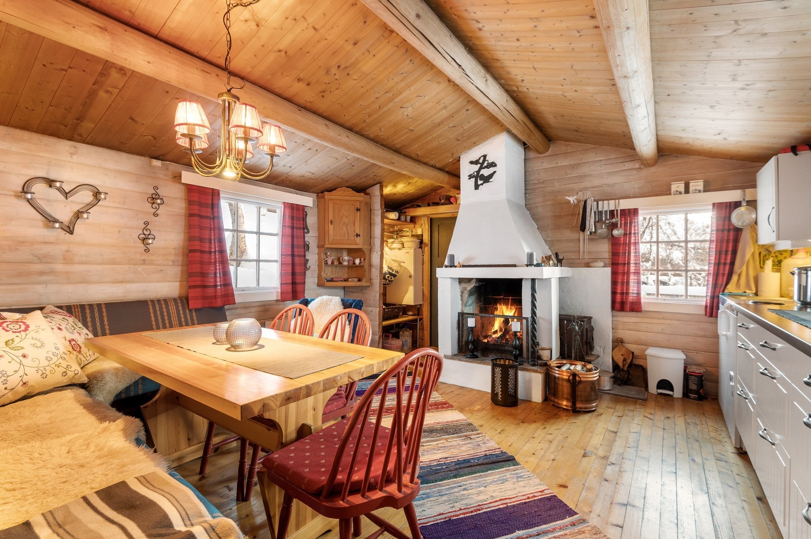 Hytta har stue/kjøkken i første etasje, og en stor og hyggelig peis som blikkfang. Galleribilde