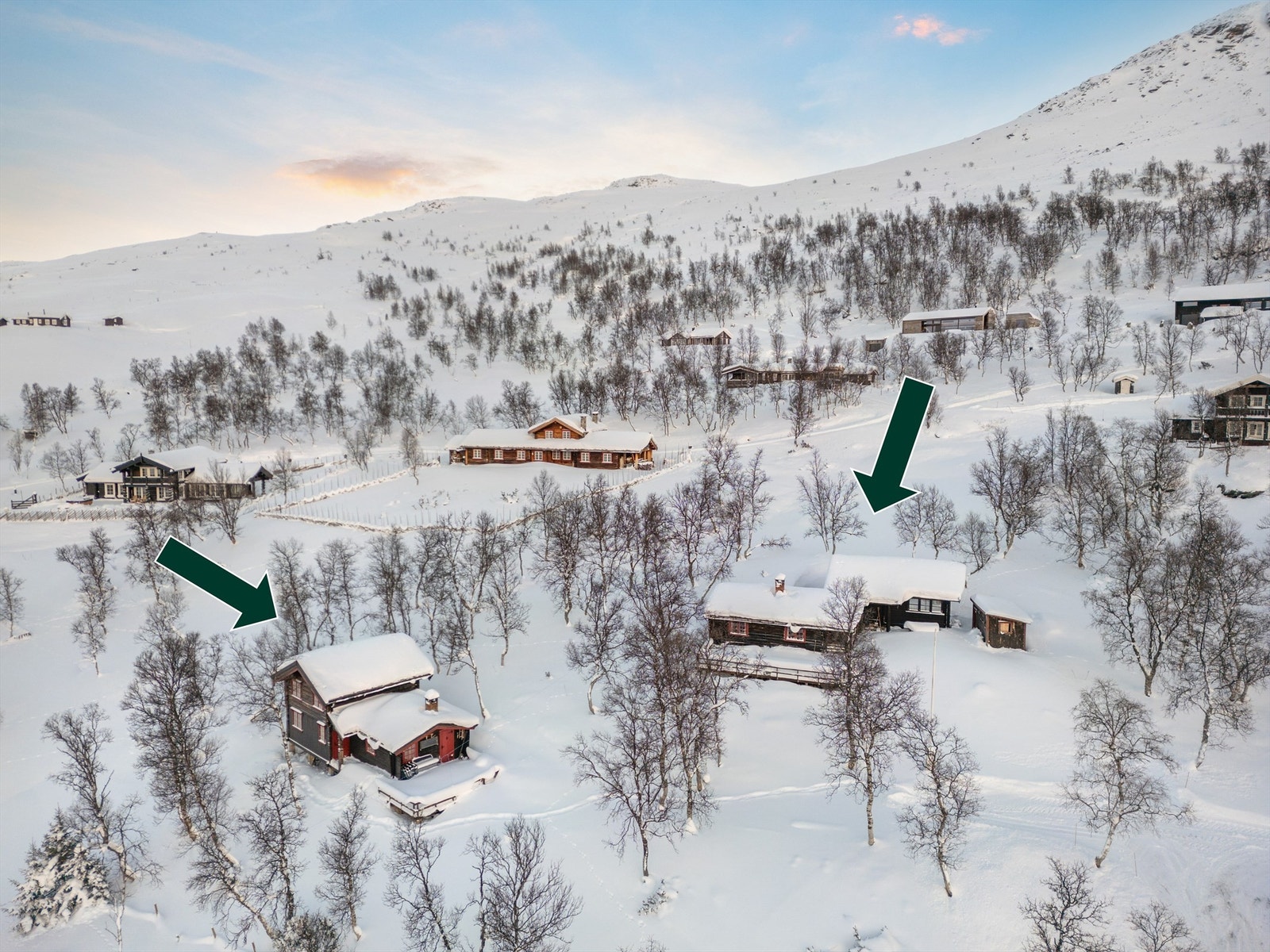 Eiendommen består av to separate hytter i tillegg til et lite anneks. Galleribilde
