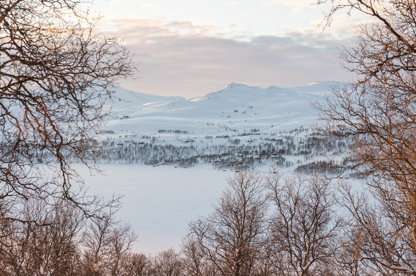 Det medfølger et naust ved Skarvatnet, og en god trebåt fra 60-tallet. Galleribilde