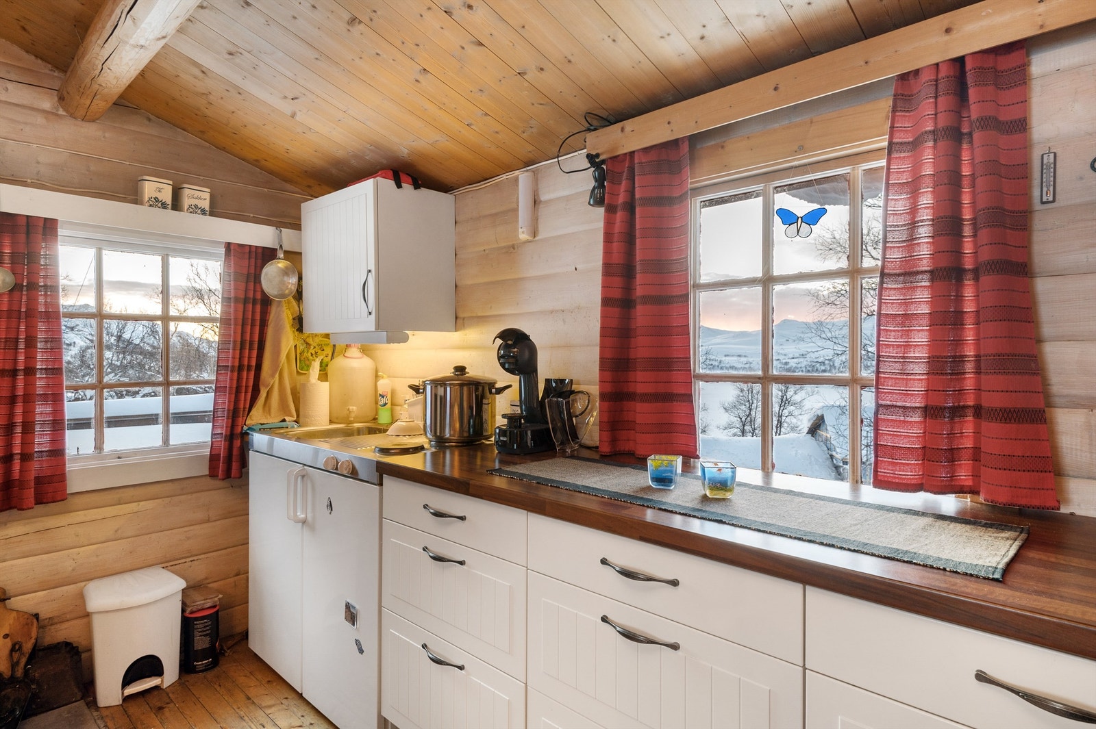 Fin utsikt over Skarvatnet også fra kjøkkenvinduet. Galleribilde