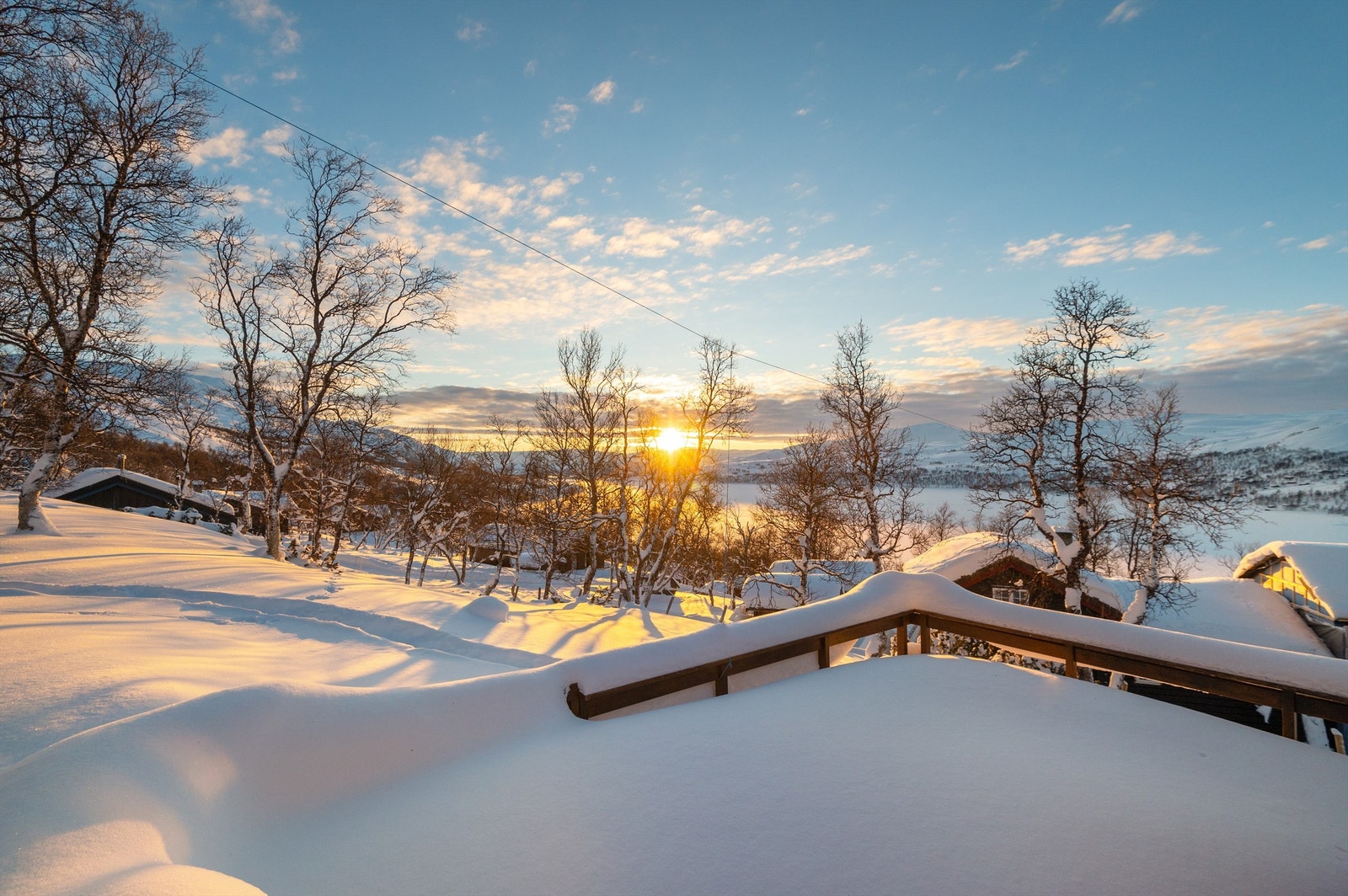 Også denne hytta har en stor veranda med svært gode sol- og utsiktsforhold. Galleribilde