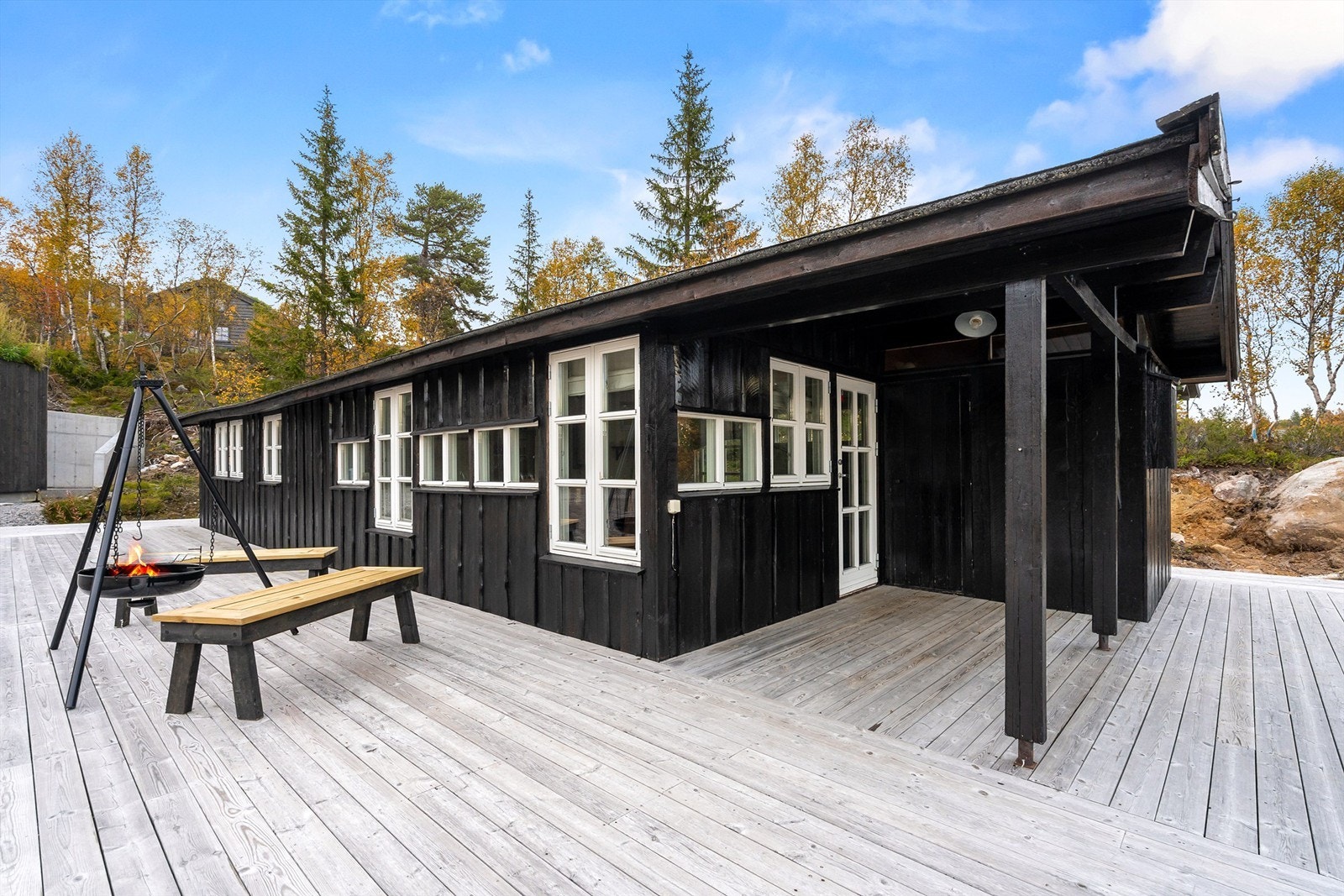 - Velkommen til Dyregrenda sør 70 - Gode utearealer med stor platting på den eksisterende hytta - Godkjent tilbygg - Se resten av bildeserien! Galleribilde