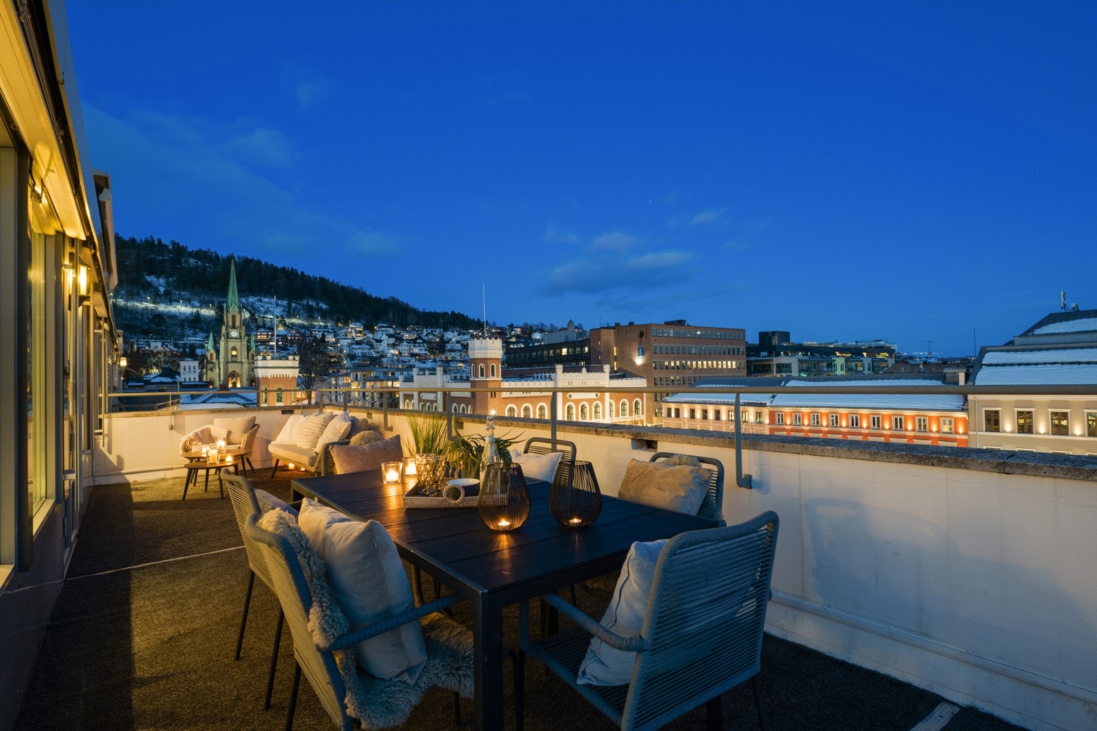 Kveldstemning på terrassen. Galleribilde