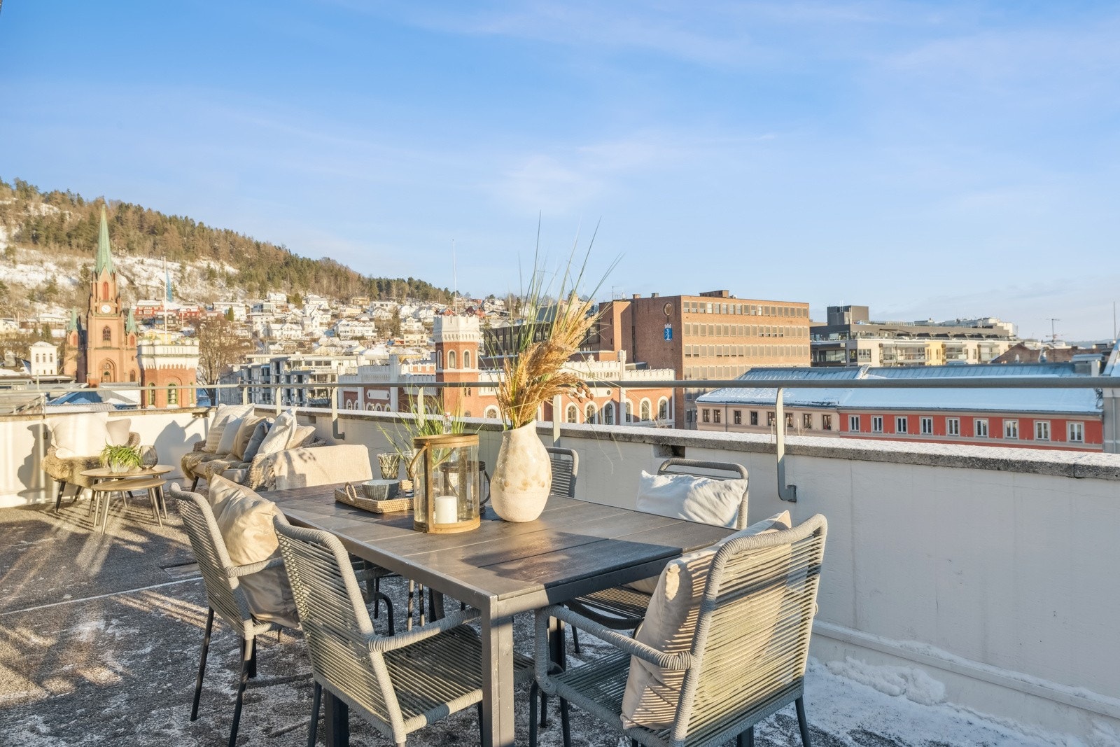 Takterrassen er på hele 45 kvadratmeter og har sol fra morgen til kveld. Galleribilde