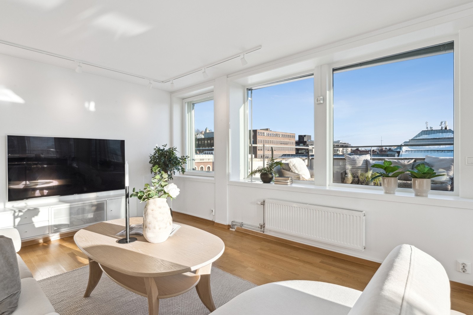 Stuen har store vinduer og godt med lysinnslipp. Galleribilde
