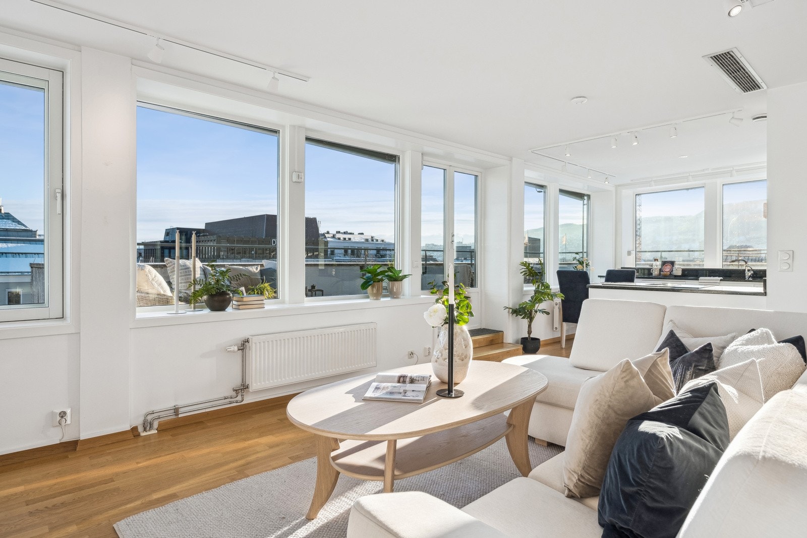 Lys og fin stue med åpen løsning mot kjøkken. Galleribilde