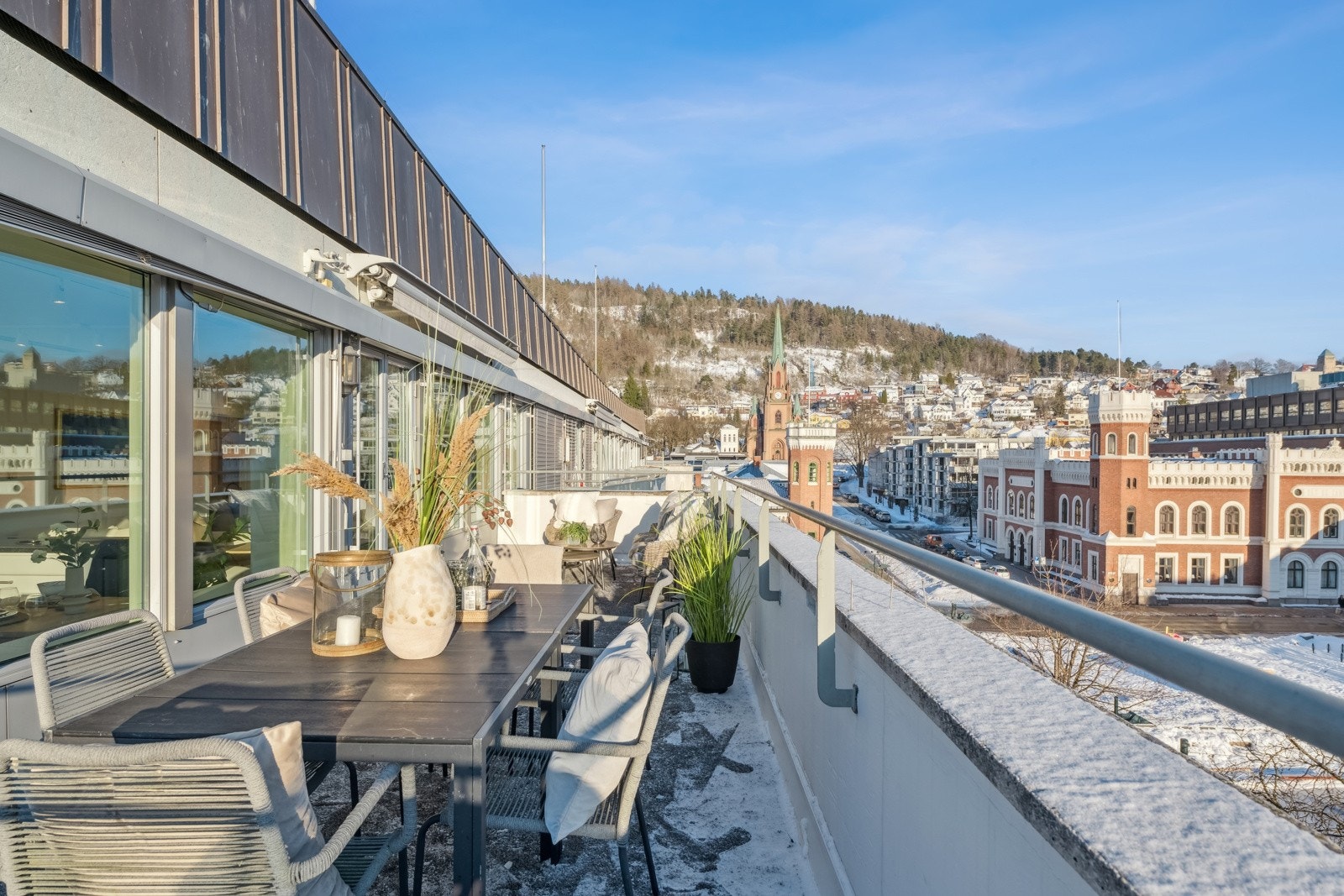 Takterrassen og utsyn mot tårnbygningene, Bragernes kirke og Bragernesåsen. Galleribilde