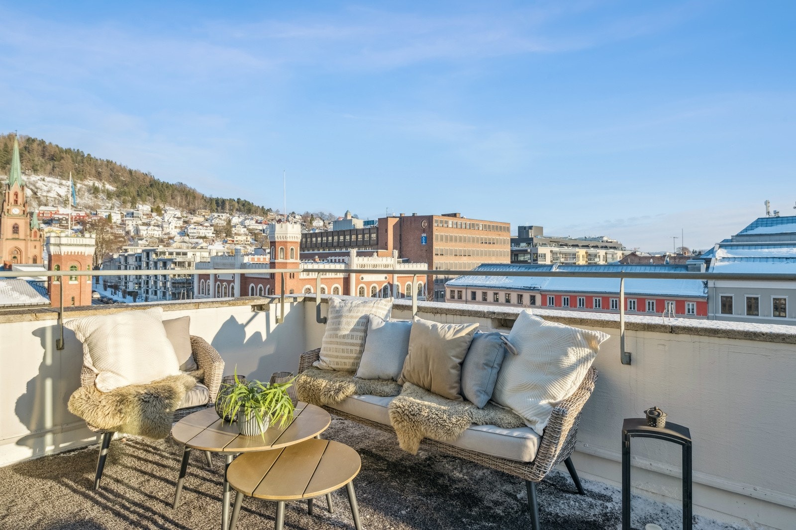 Stor takterrasse med praktfull utsikt over store deler av Bragernes og noen av Drammens flotteste bygninger. Galleribilde