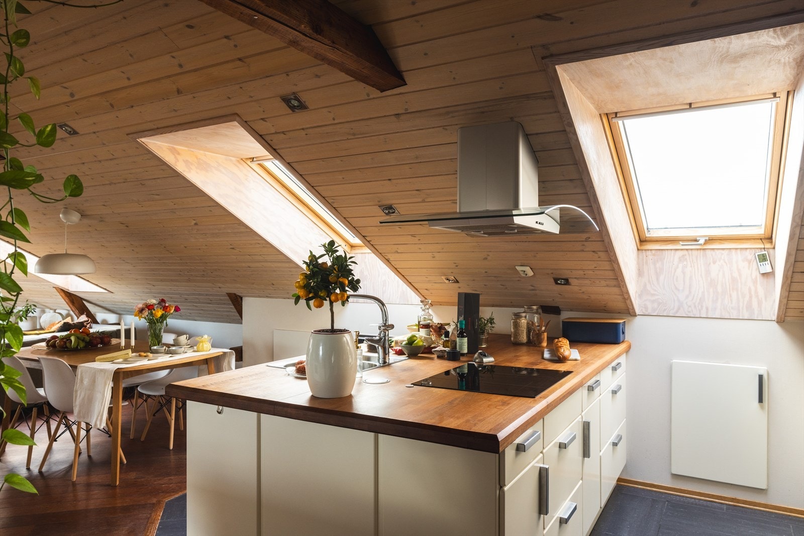 Kjøkkeninnredning fra den danske kjøkkenleverandøren Biga (2004) med stor kjøkkenøy, gode oppbevaringsmuligheter og heltre benkeplater Galleribilde