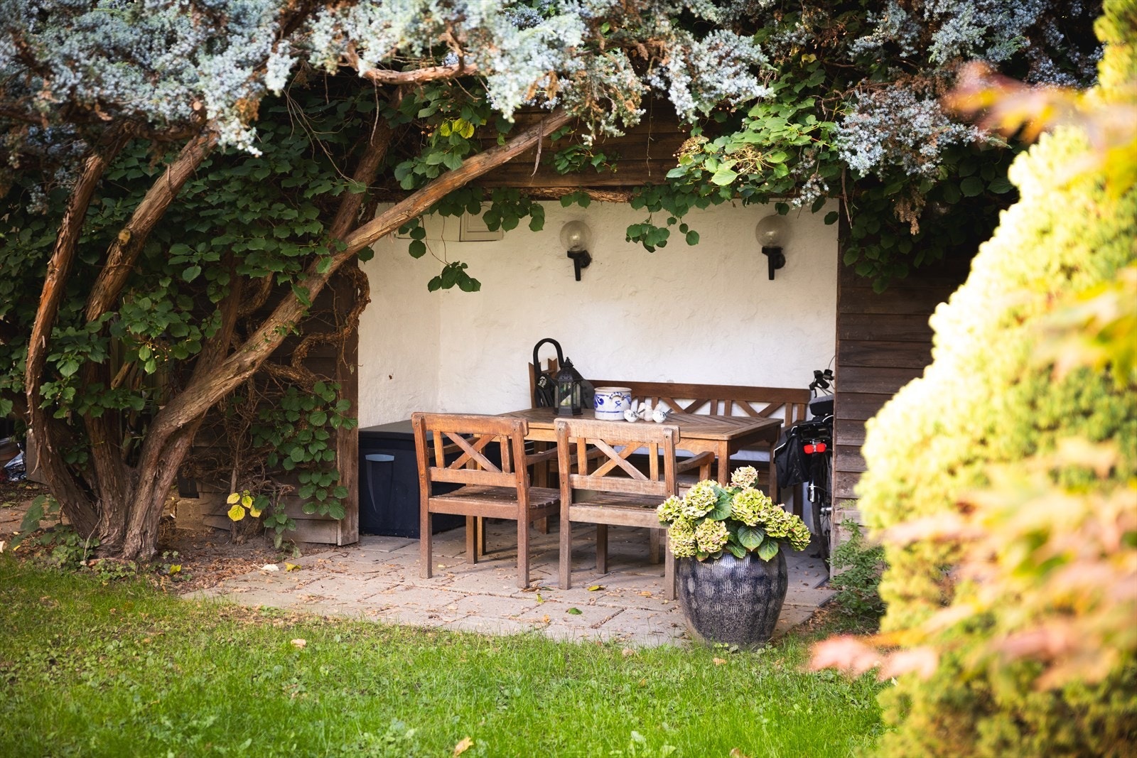 Frodige fellesarealer i borettslaget med flere koselige sittegrupper Galleribilde