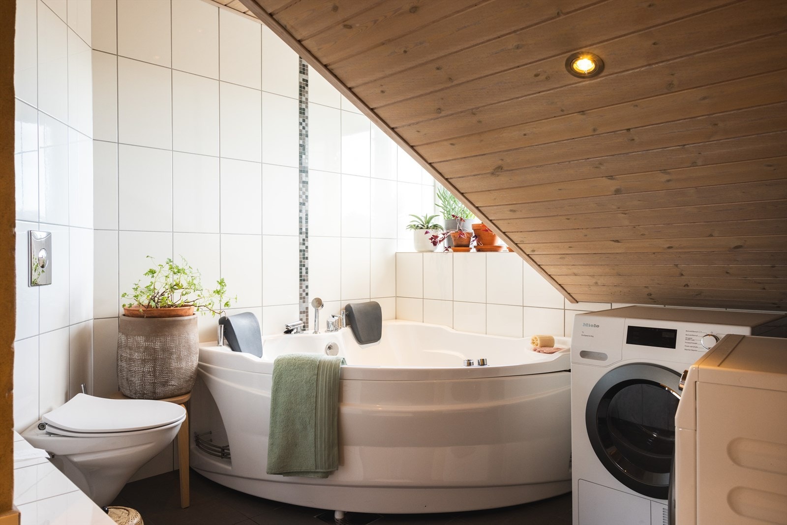 Vegghengt toalett, boblebadekar og opplegg for vaskemaskin Galleribilde