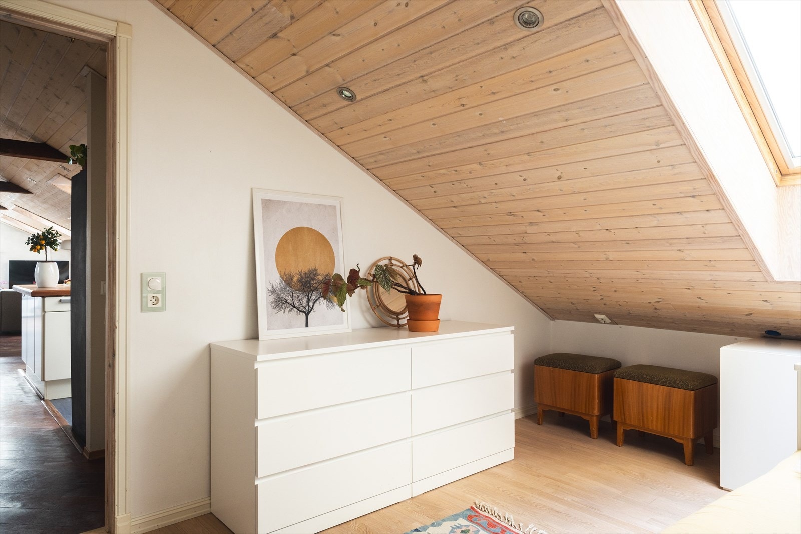 Gode møbleringsmuligheter for seng og oppbevaringsmøblement Galleribilde