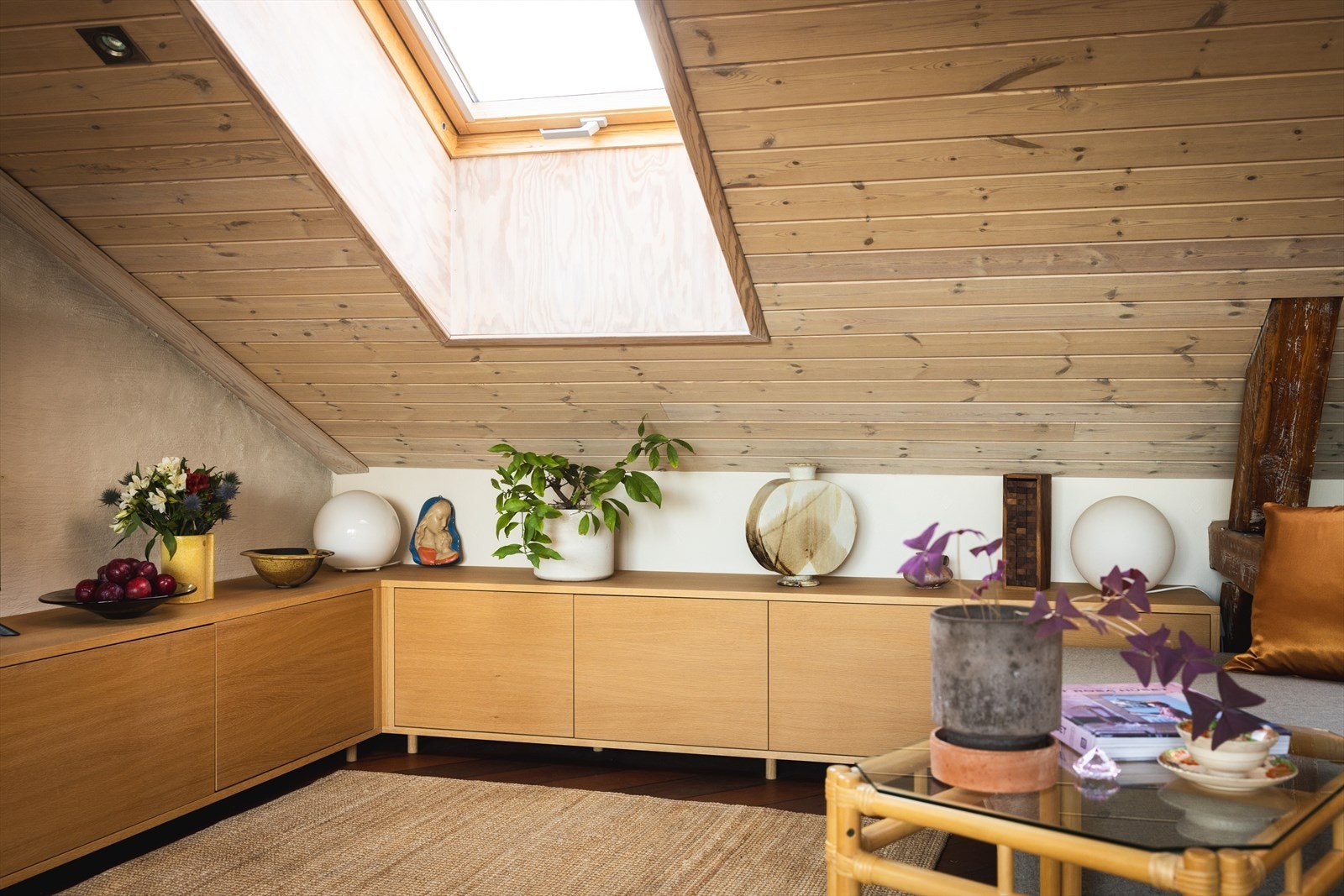 Fin, plassbygget tv-benk med gode oppbevaringsmuligheter Galleribilde