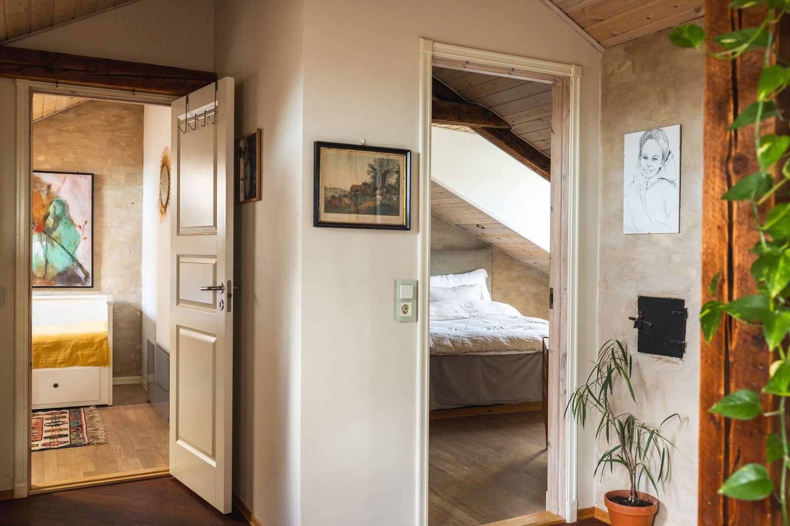 Leiligheten inneholder to store soverom Galleribilde