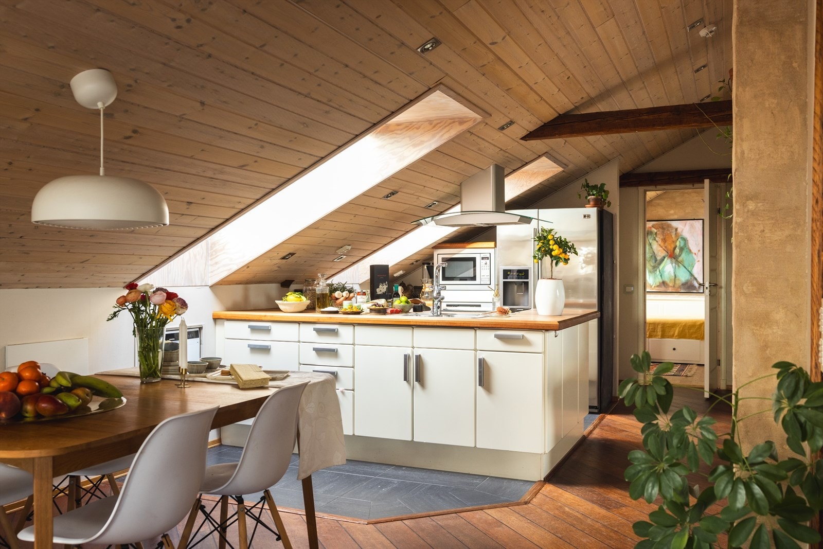 Hyggelig kjøkken i egen avdeling, i fin forlengelse av stuen. I den flislagte sonen rundt kjøkkenet er det varmekabler Galleribilde