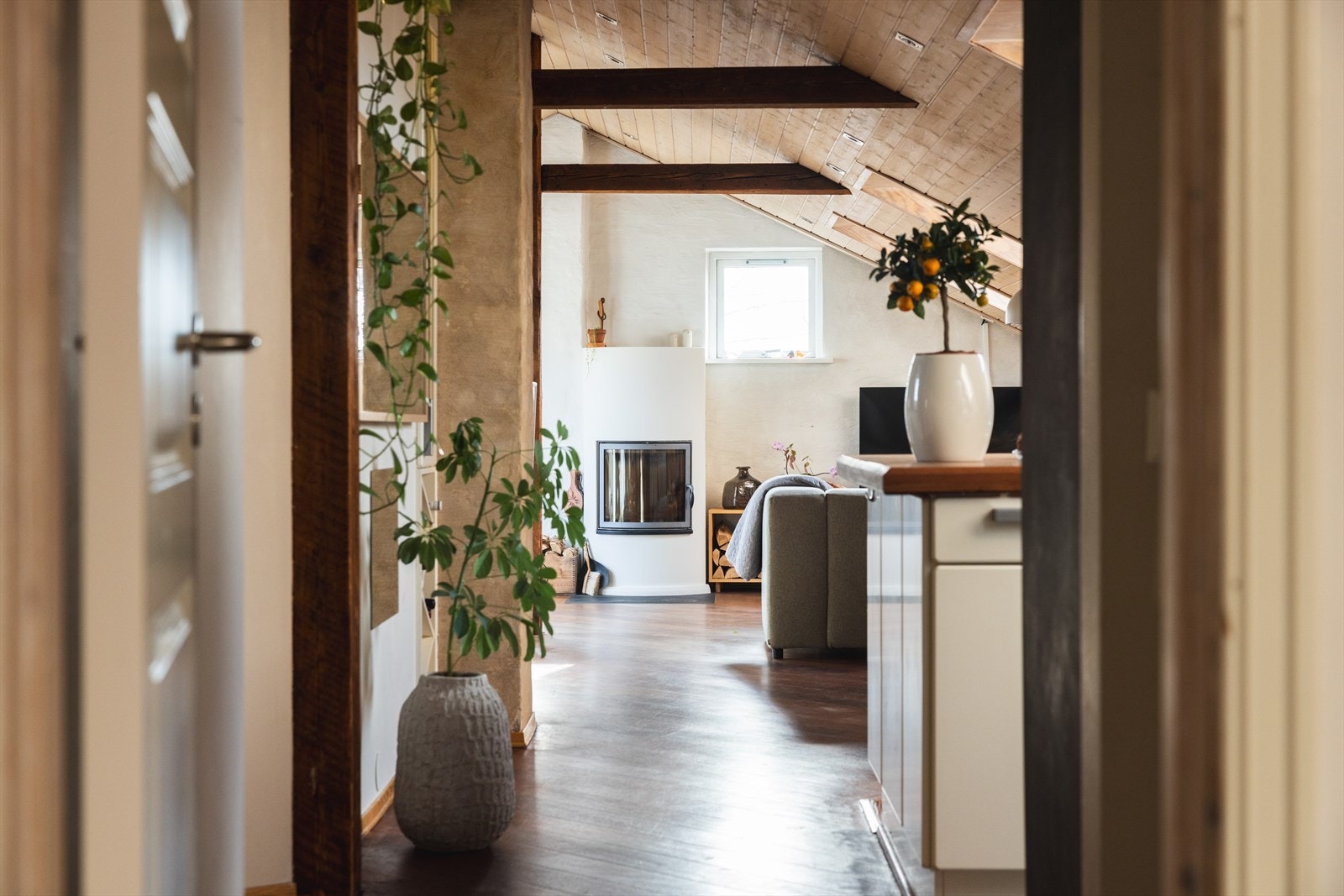 Begge soverommene ligger i egen avdeling, adskilt fra stue og kjøkken Galleribilde