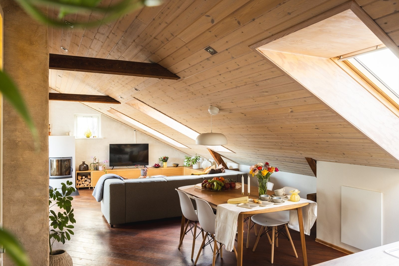 På takterrassen har man sol til ca. kl. 18 sommerstid. Etter dette titter den inn gjennom takvinduene, og lyser opp leiligheten på ettermiddag og kveld Galleribilde