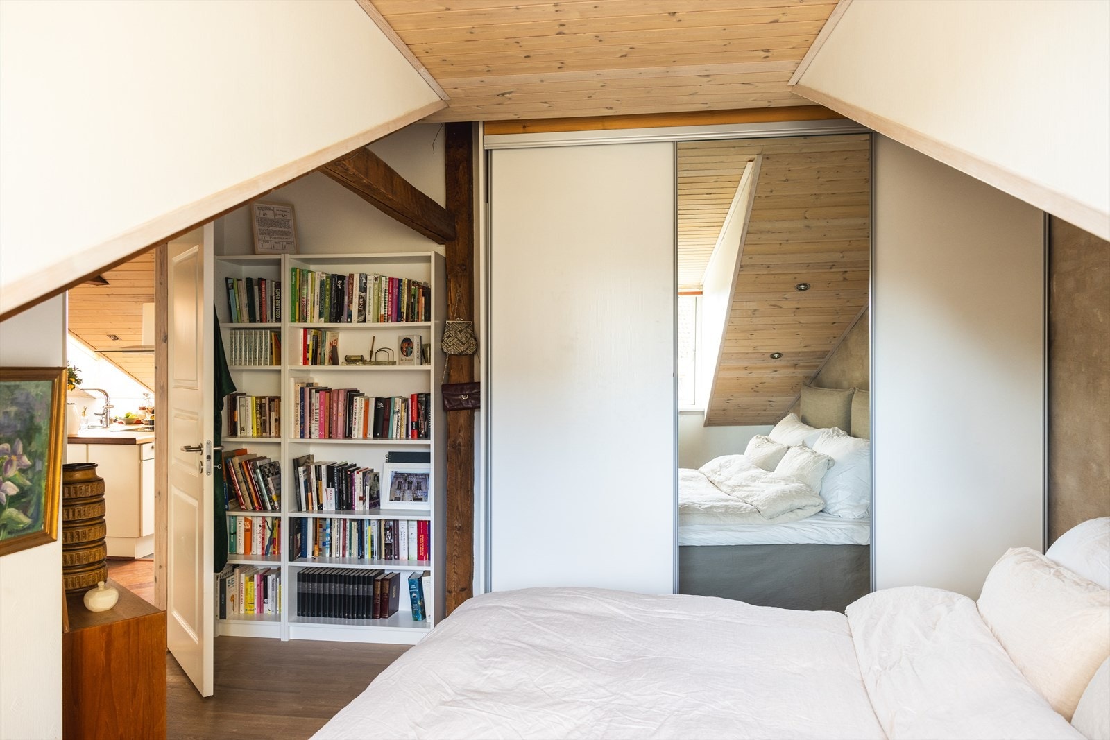 Oppbevaringsmuligheter i skyvedørsgarderobe Galleribilde