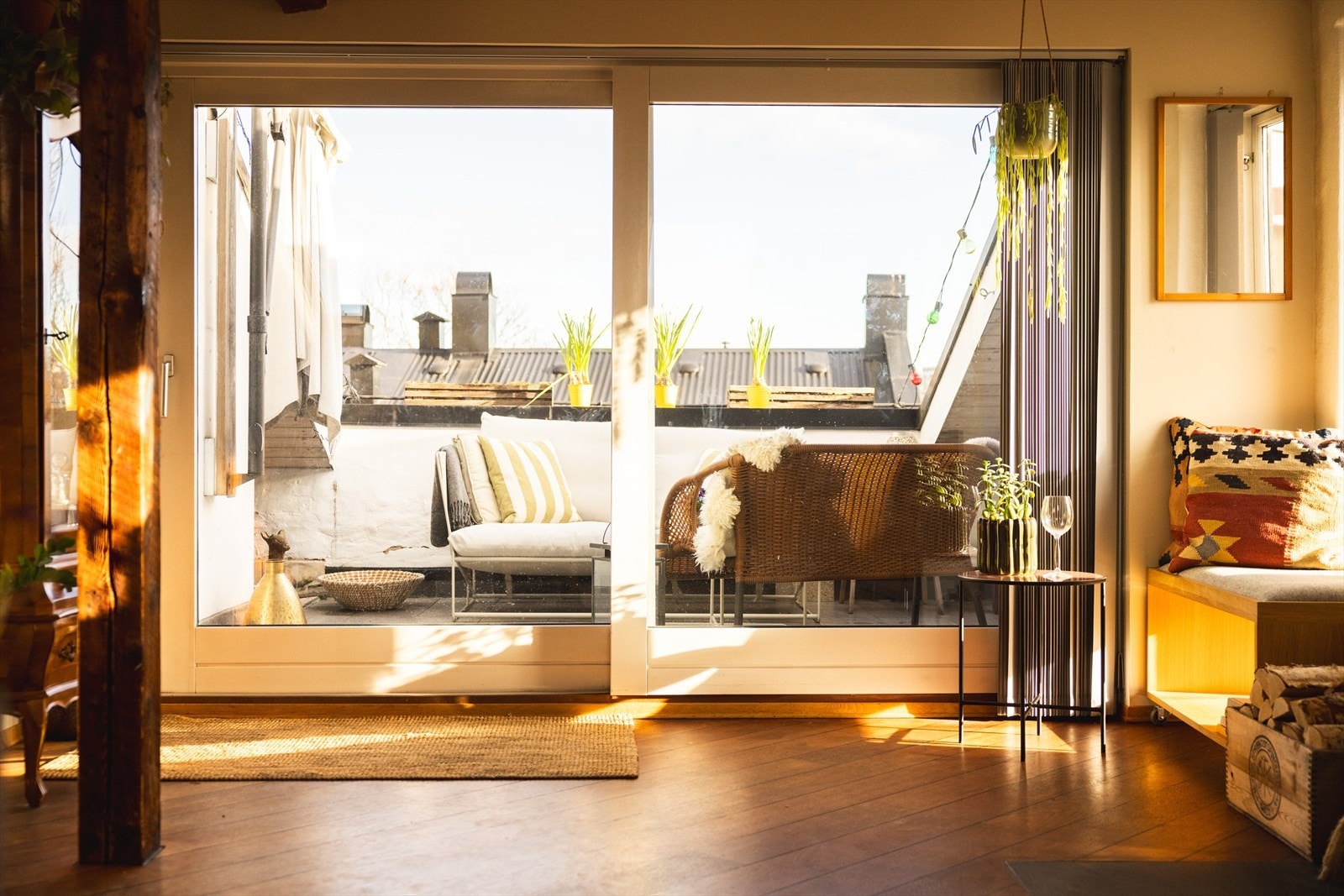 Stor og luftig stue med særpreg, gode lysforhold og fantastisk romfølelse Galleribilde