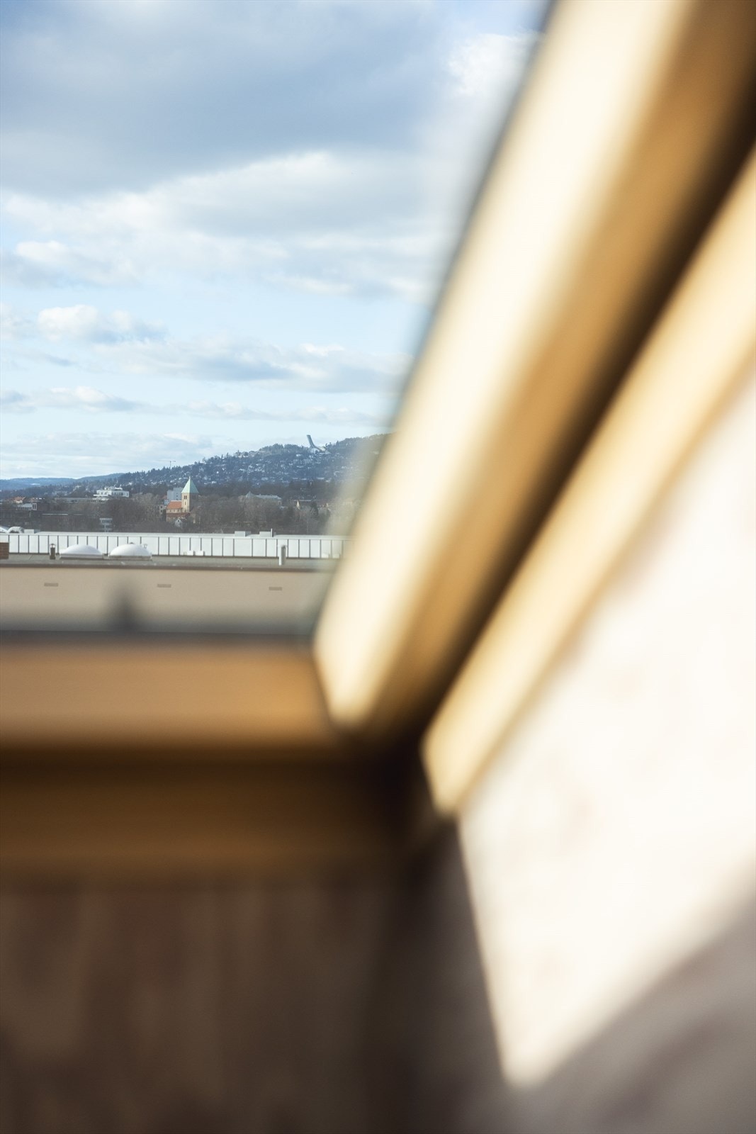 Man ser Holmenkollen fra takvinduet i stuen Galleribilde