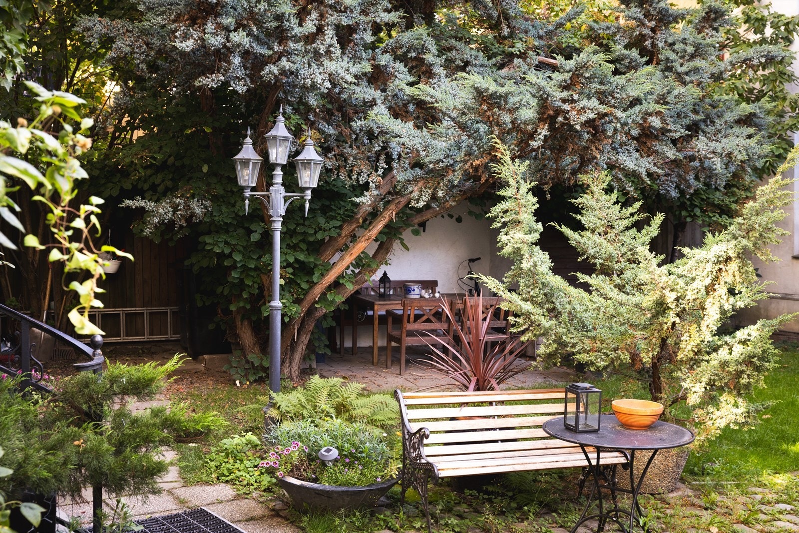 Skjermet og frodig med hellelagte gangveier, gressplen og rikelig med beplantning Galleribilde