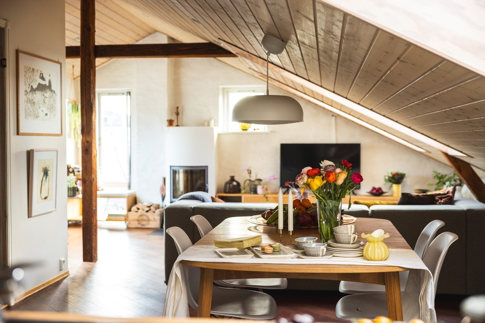 Et lunt og fint hjem med masse sjarm. Praktiske løsninger og en høyde under taket som gir fantastisk romfølelse Galleribilde