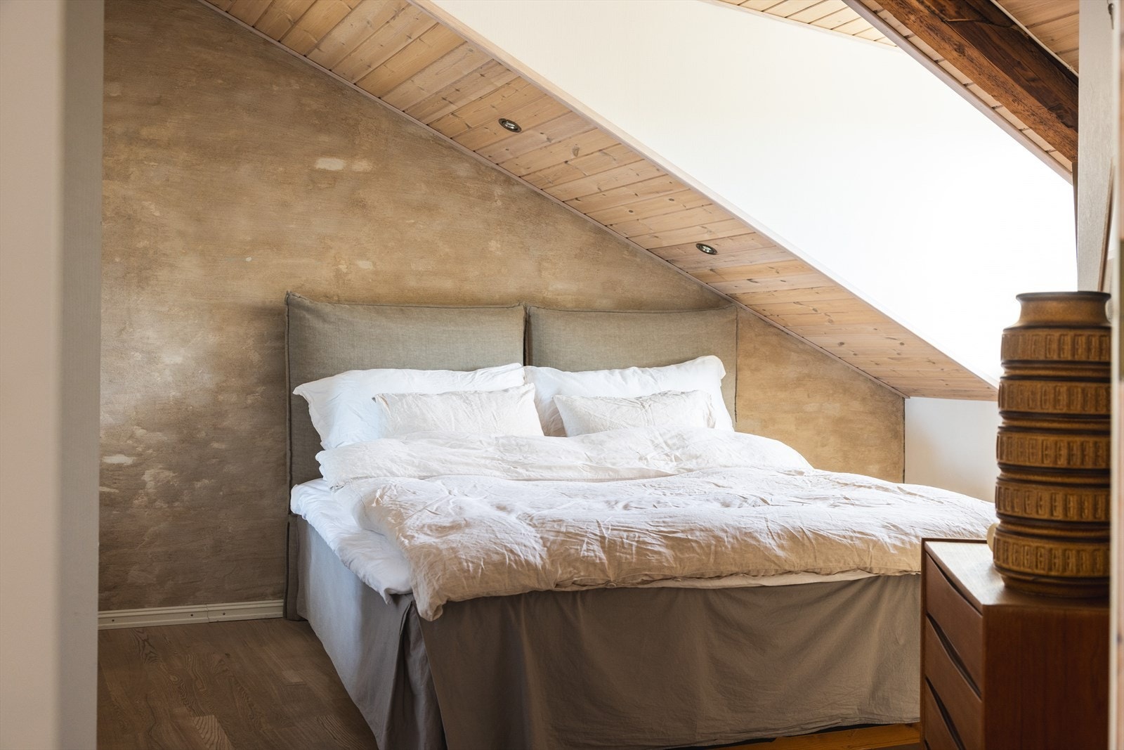 Begge soverommene har skråtak med downlightsbelysning, parkettgulv og malte veggflater Galleribilde