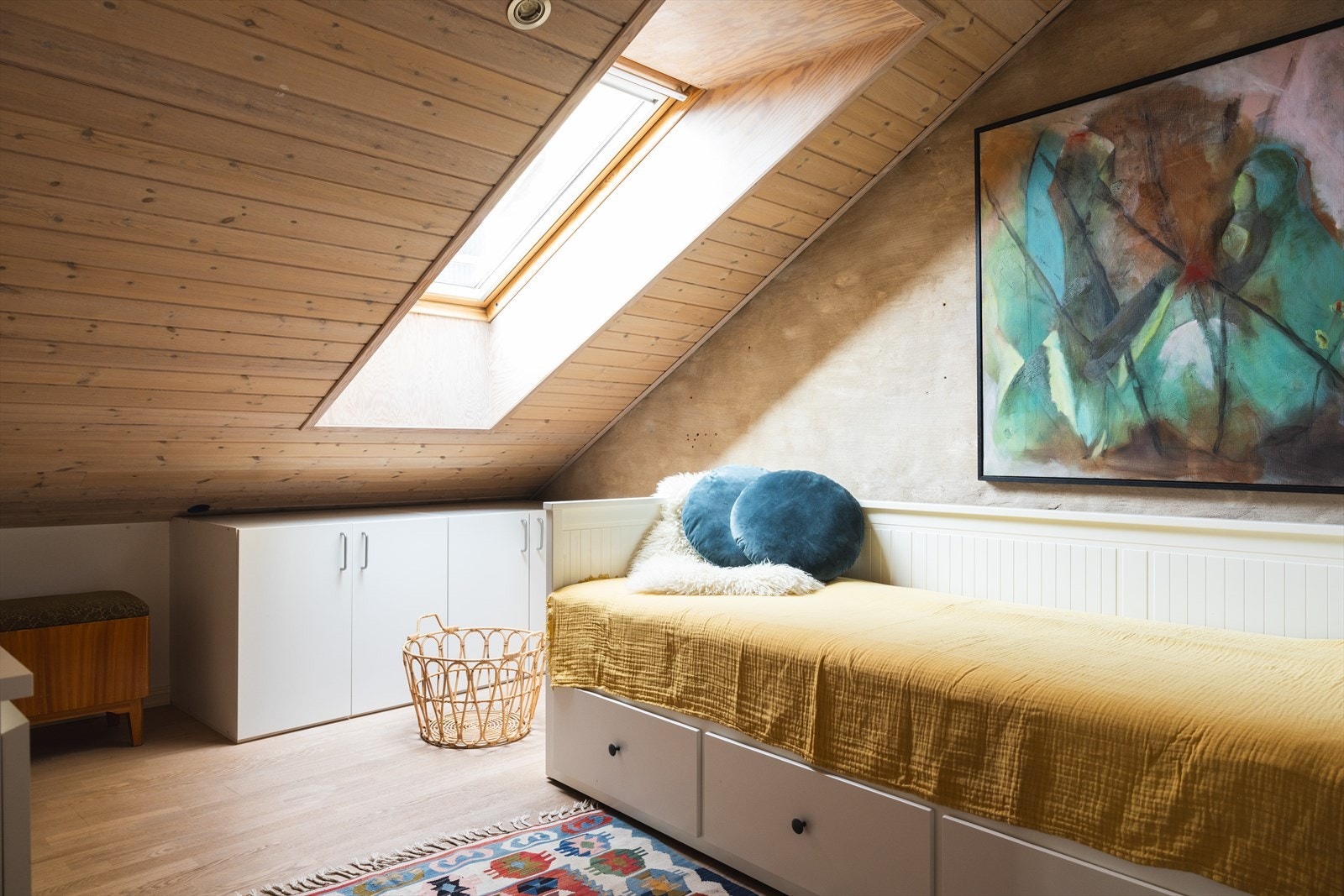 Leilighetens 2. soverom har skråtak med takvindu og downlightsbelysning Galleribilde