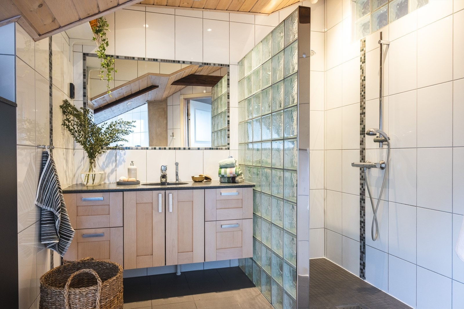 Romslig, helfliset bad med varmekabler i gulv og downlights i himling. Varmekablene ble lagt nye i 2019 Galleribilde