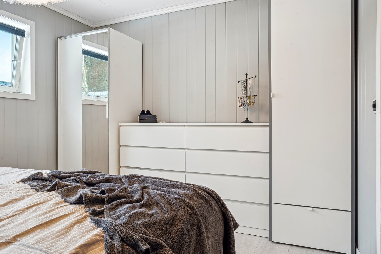 På hovedsoverommet står det to garderobeskap. Galleribilde