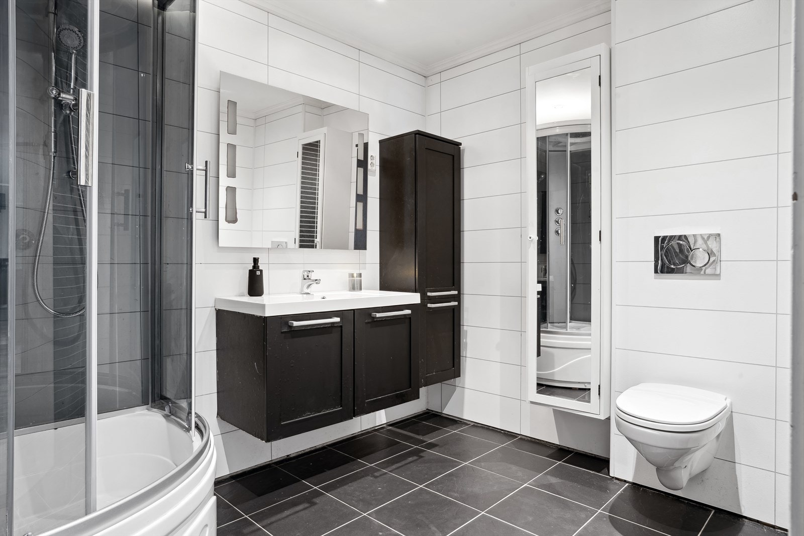 Badet ble pusset opp i 2008, utstyrt med gulvvarme og god oppbevaringsplass. Galleribilde