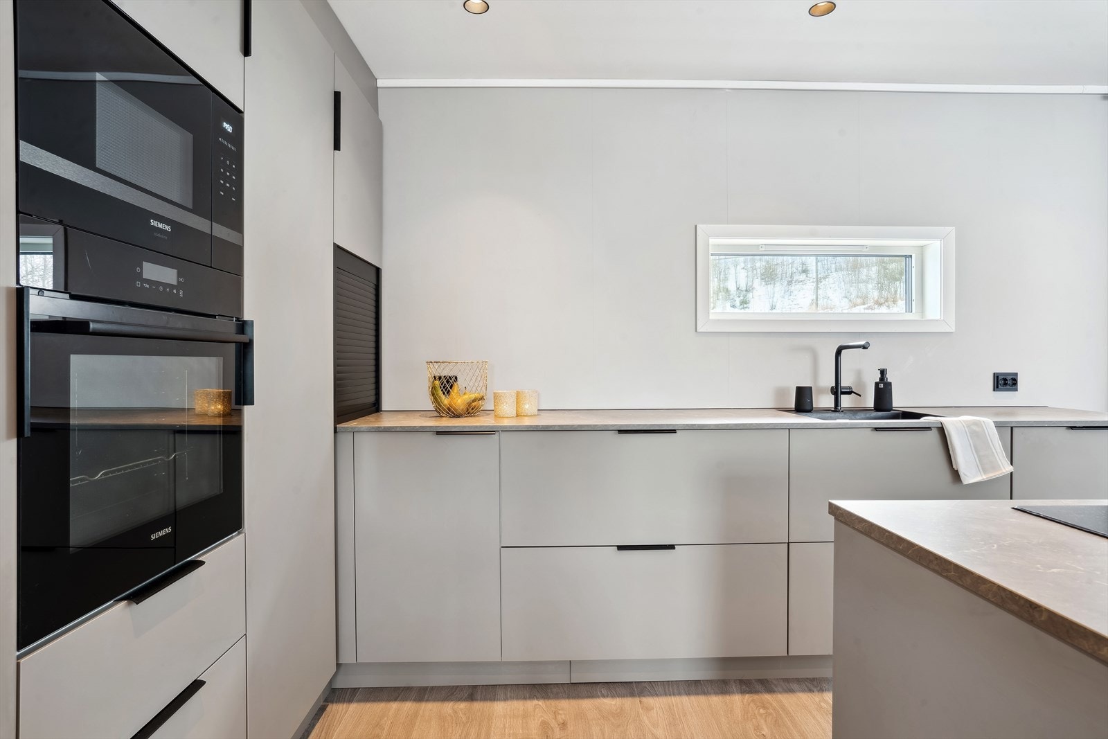 Alle hvitevarene er integrerte, bestående av platetopp, stekeovn, kjøleskap, oppvaskmaskin og mikrobølgeovn. Galleribilde