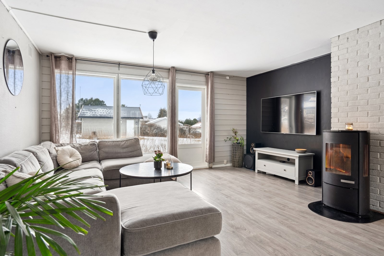 Atmosfæren i stuen er lun og god, med både peisovn og varmepumpe etablert. Galleribilde