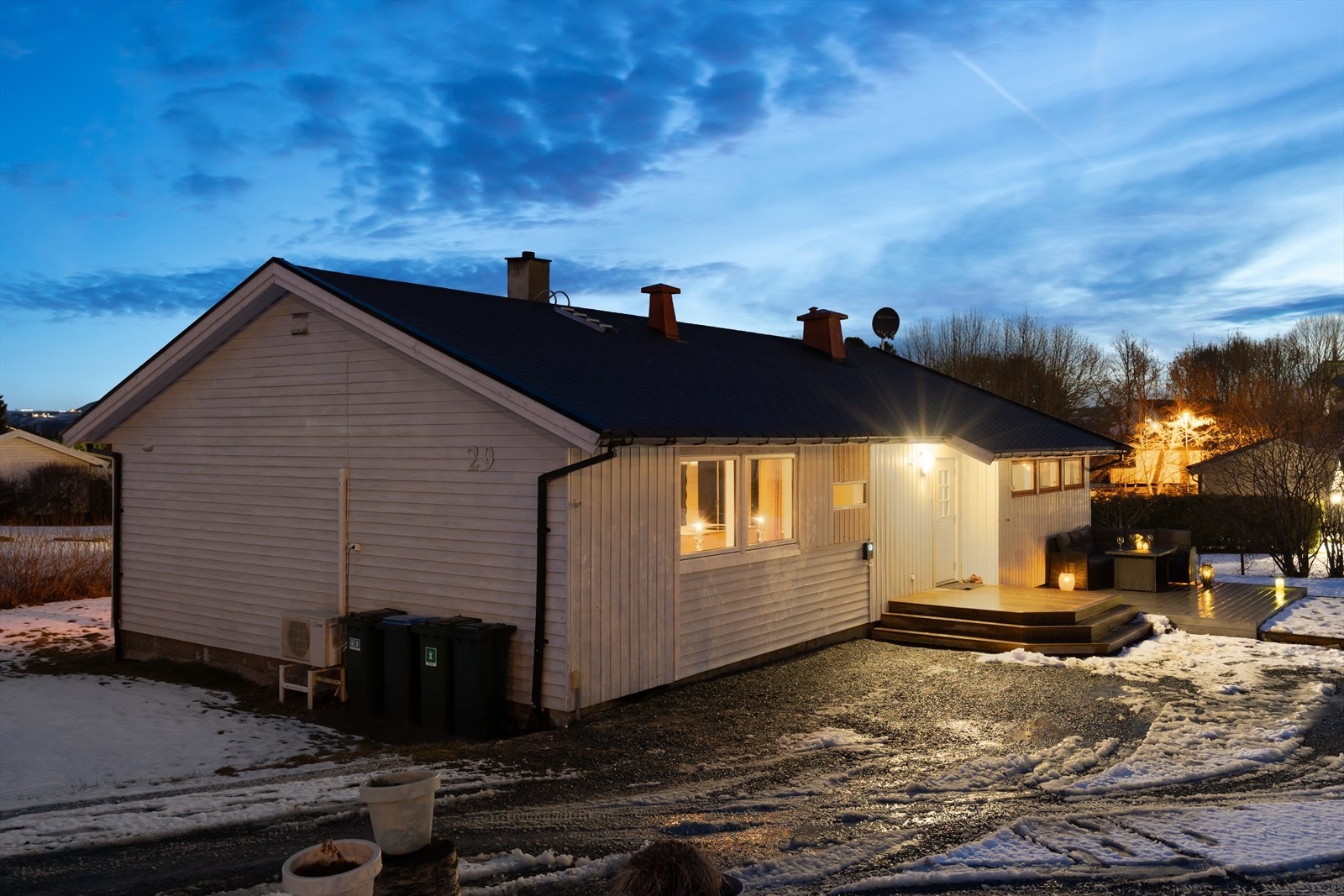 Beliggenheten er rolig og familievennlig, i kort gangavstand til buss, barnehage og god rekreasjon langs sjøen. Galleribilde