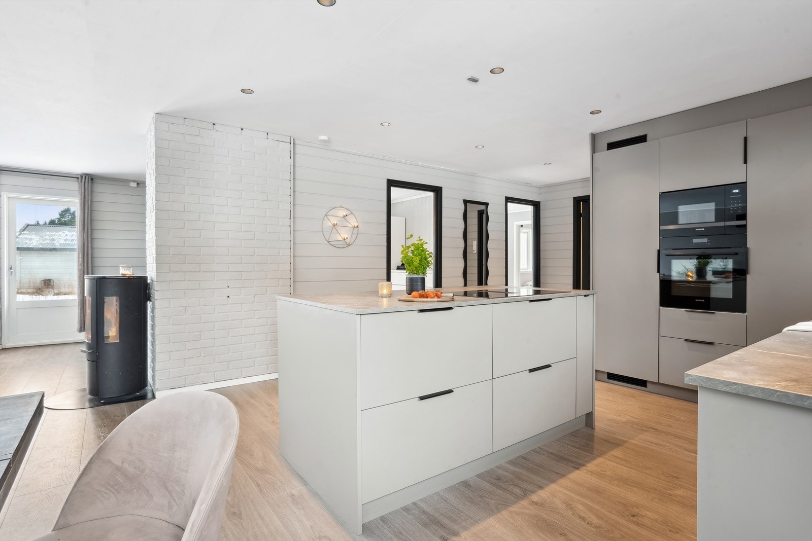 Innredningen er fra 2024, oppført i en funksjonell L-form supplert av flott øy med store skuffer. Galleribilde