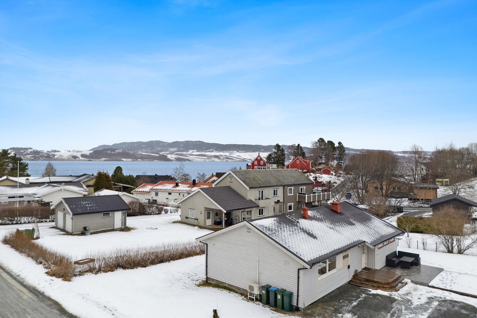 Eiendommen ligger i et landlig, sjønært og barnevennlig boligområde. Galleribilde