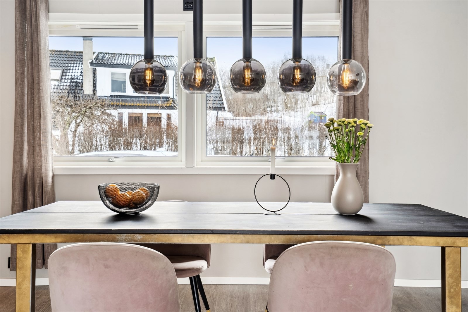 Her samles venner og familie for hyggelige måltider rundt et langbord. Galleribilde